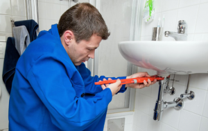 a professional Everett plumbing contractor installs a new sink